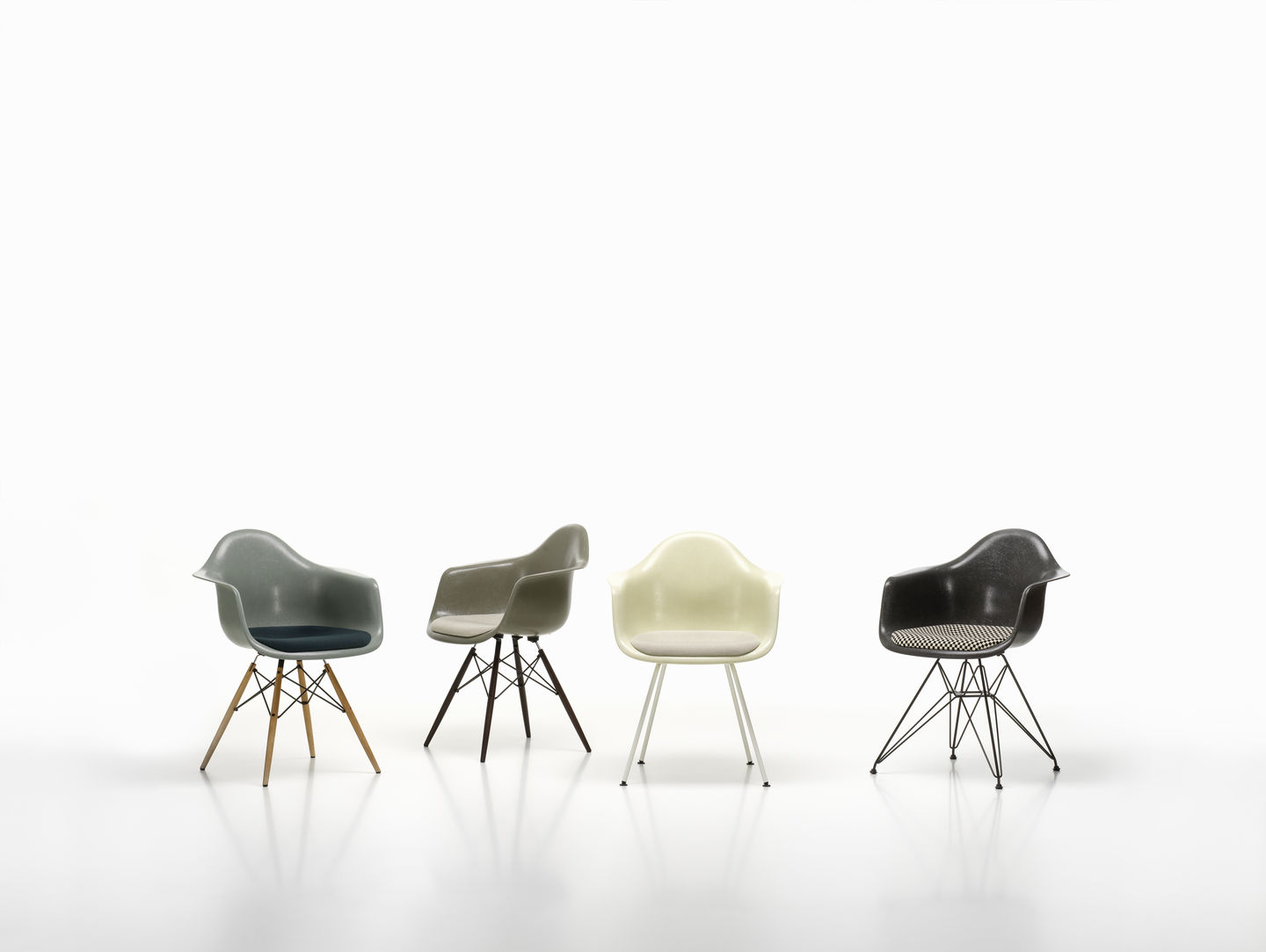 Eames Plastic Arm Chair DAX with seat cushion Vitra