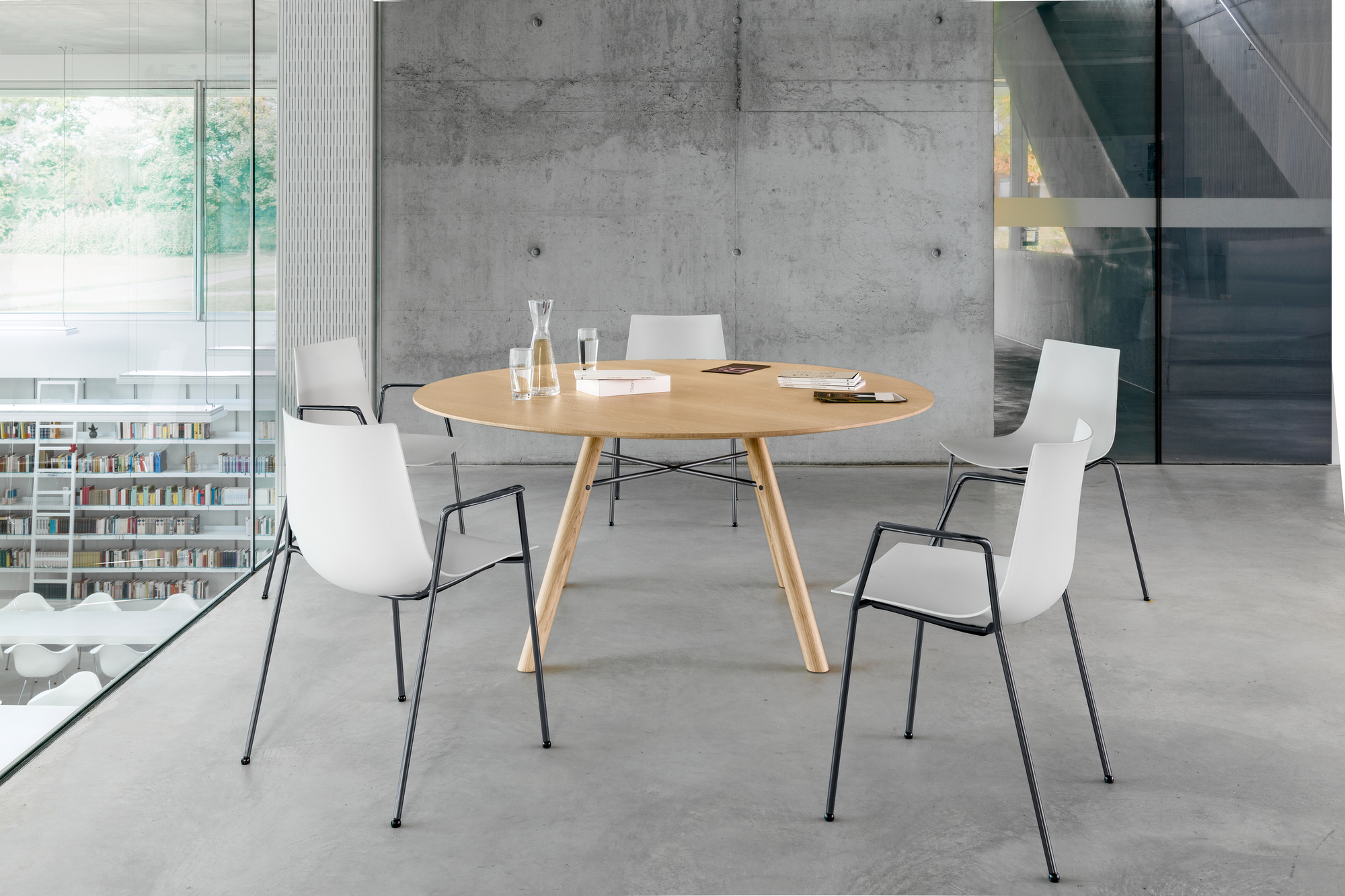 Akio Round table Girsberger