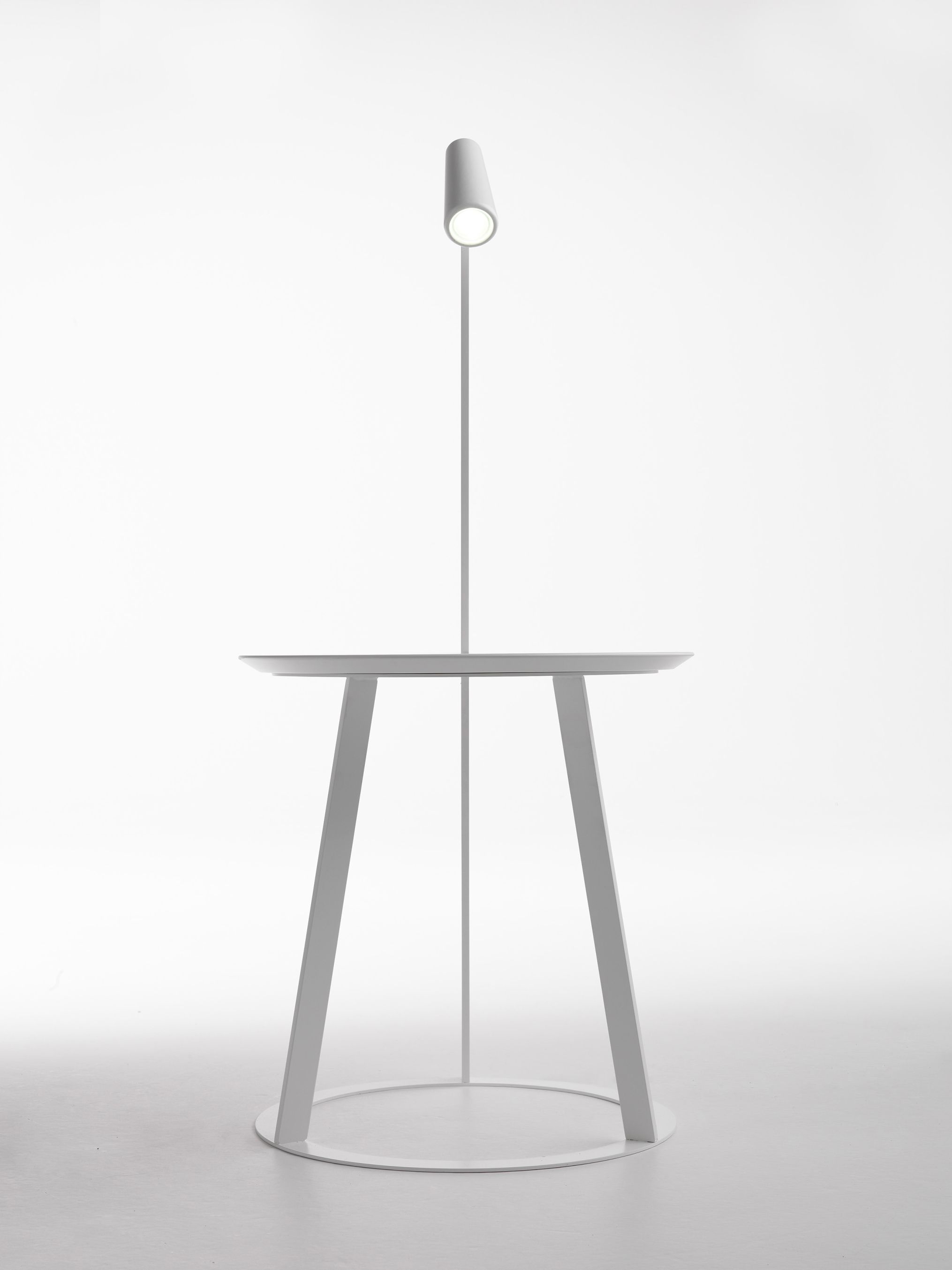 Weißer Albino Torcia Beistelltisch von Casamania Horm mit integrierter Lampe, modernes Design für Wohnzimmer und Schlafzimmer.