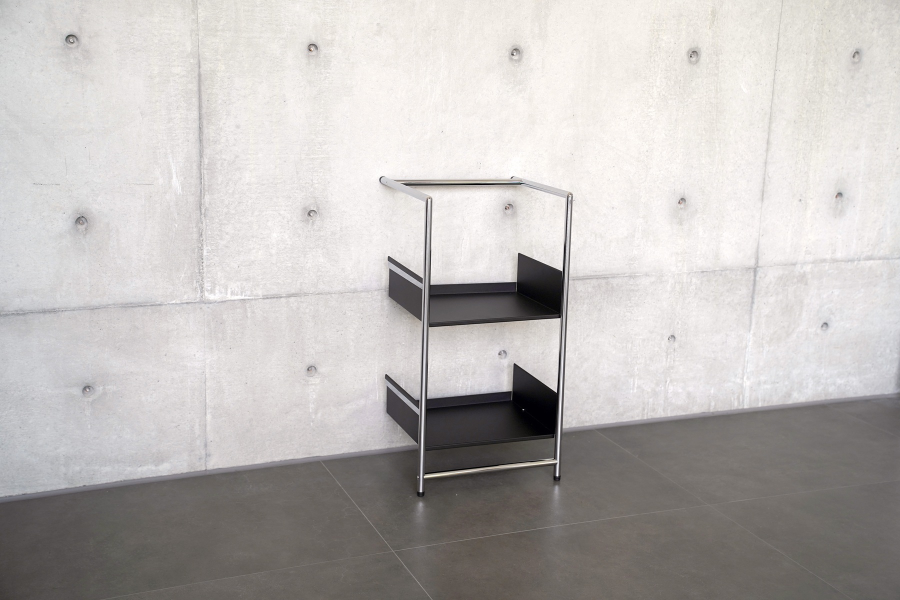 Pool 82 S Leaning shelf / Shoe rack Mox