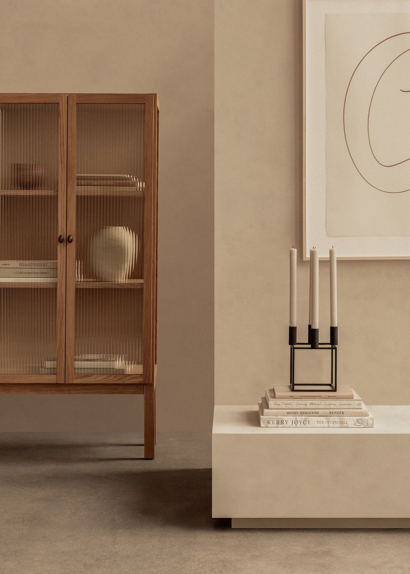 Audo Copenhagen Curiosity Cabinet Schrank aus Eiche mit geriffeltem Glas und Deko-Elementen.