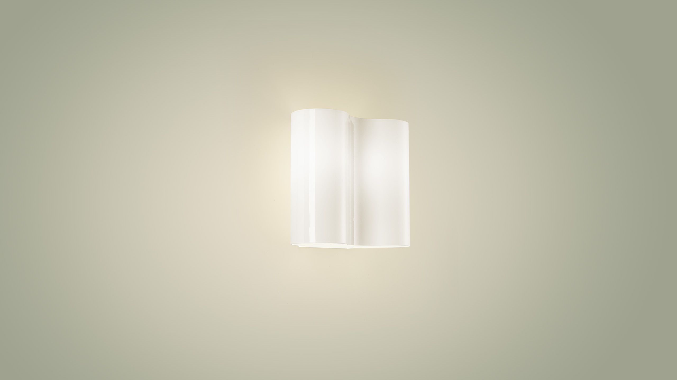 Weiße Foscarini Wandleuchte Double aus glänzendem Kunststoff, modernes Design für indirekte Beleuchtung.