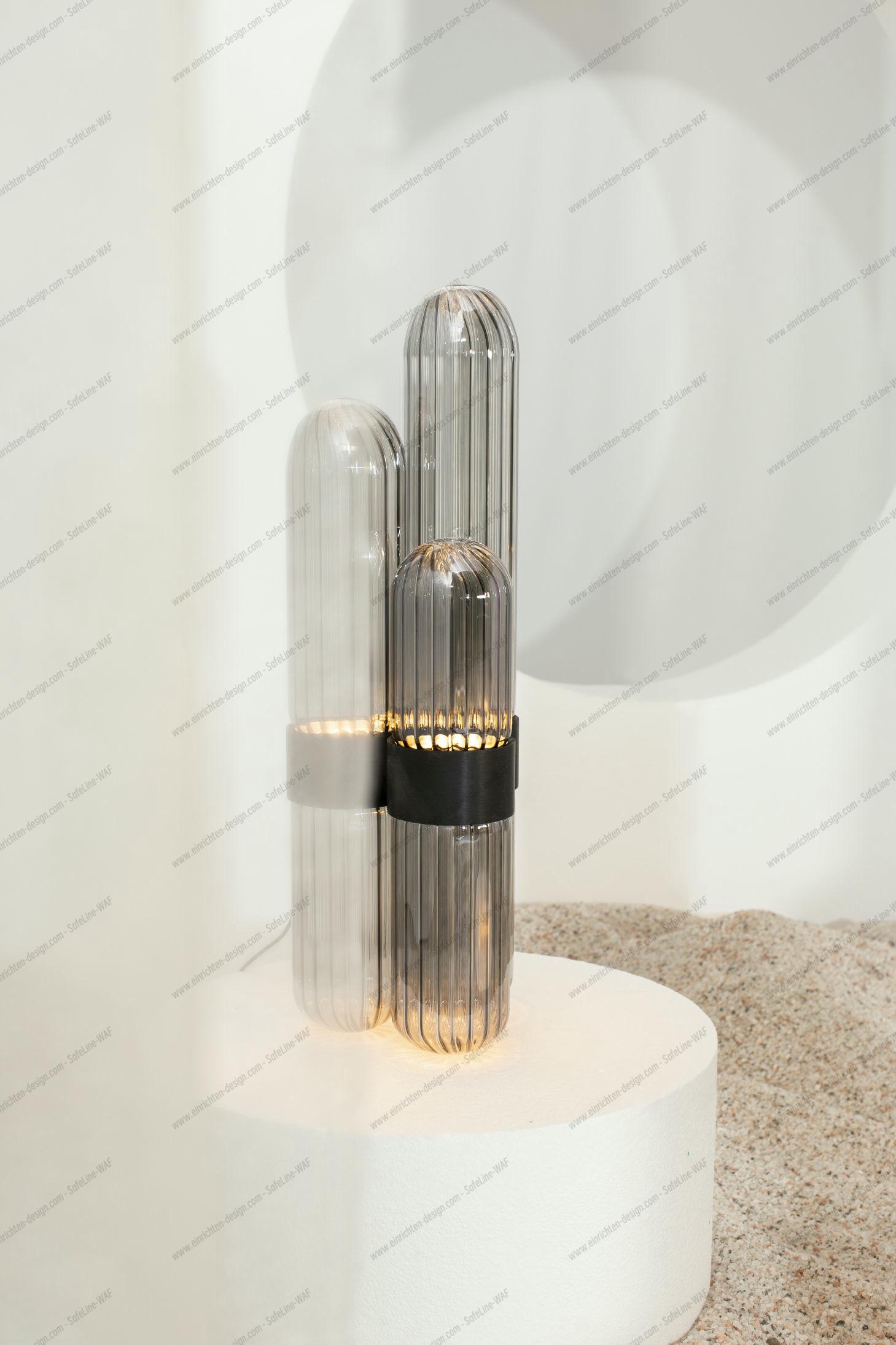 Cactus Stehleuchte in Rauchgrau und Messing mit LED-Beleuchtung für stimmungsvolles Licht.