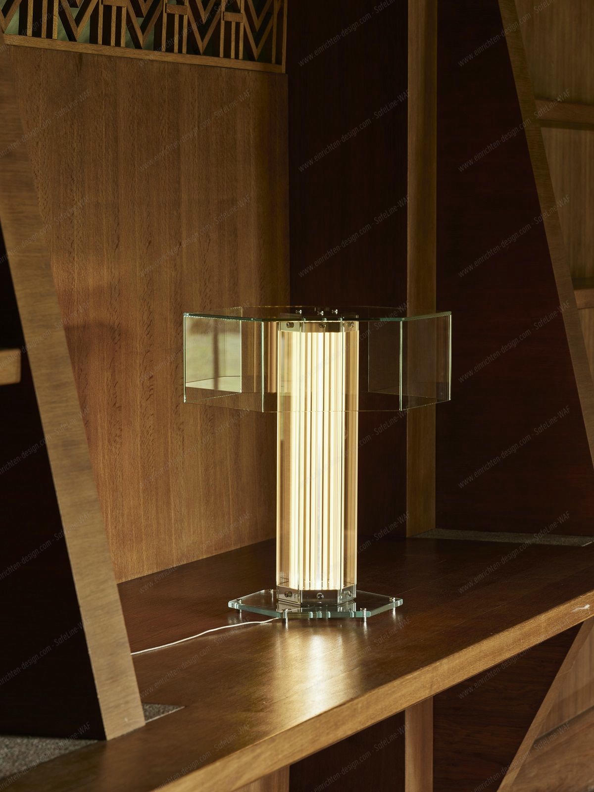 Superwire T Tischleuchte von Flos: Moderne Tischlampe mit Glas und warmem Licht.