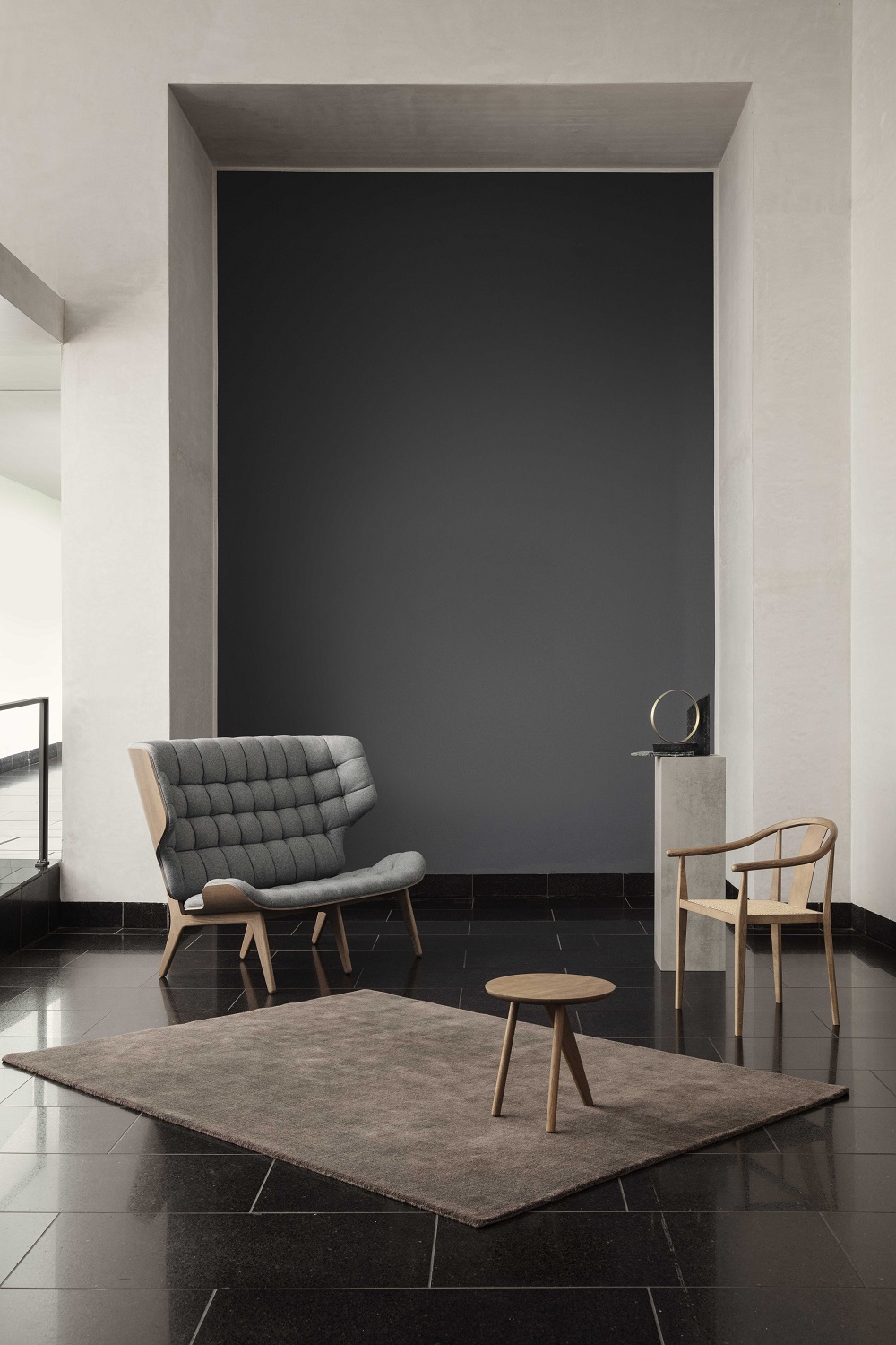 Norr11 Fin Side Table Beistelltisch aus Eiche im minimalistischen Wohnzimmer mit Teppich und Sessel.