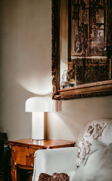 Bellhop Battery Tablelamp with USB cable Flos
