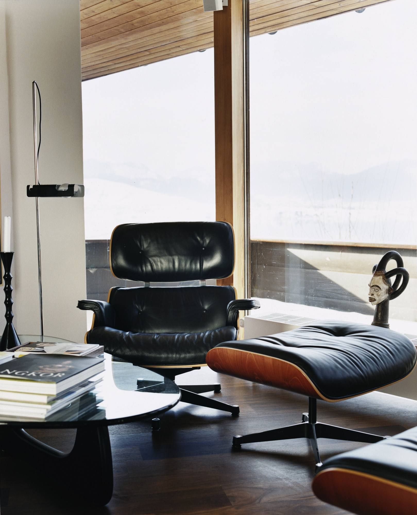 Eames Lounge Chair & Ottoman Armchair Leather Premium Vitra Sides polished black leather premium F black rosewood