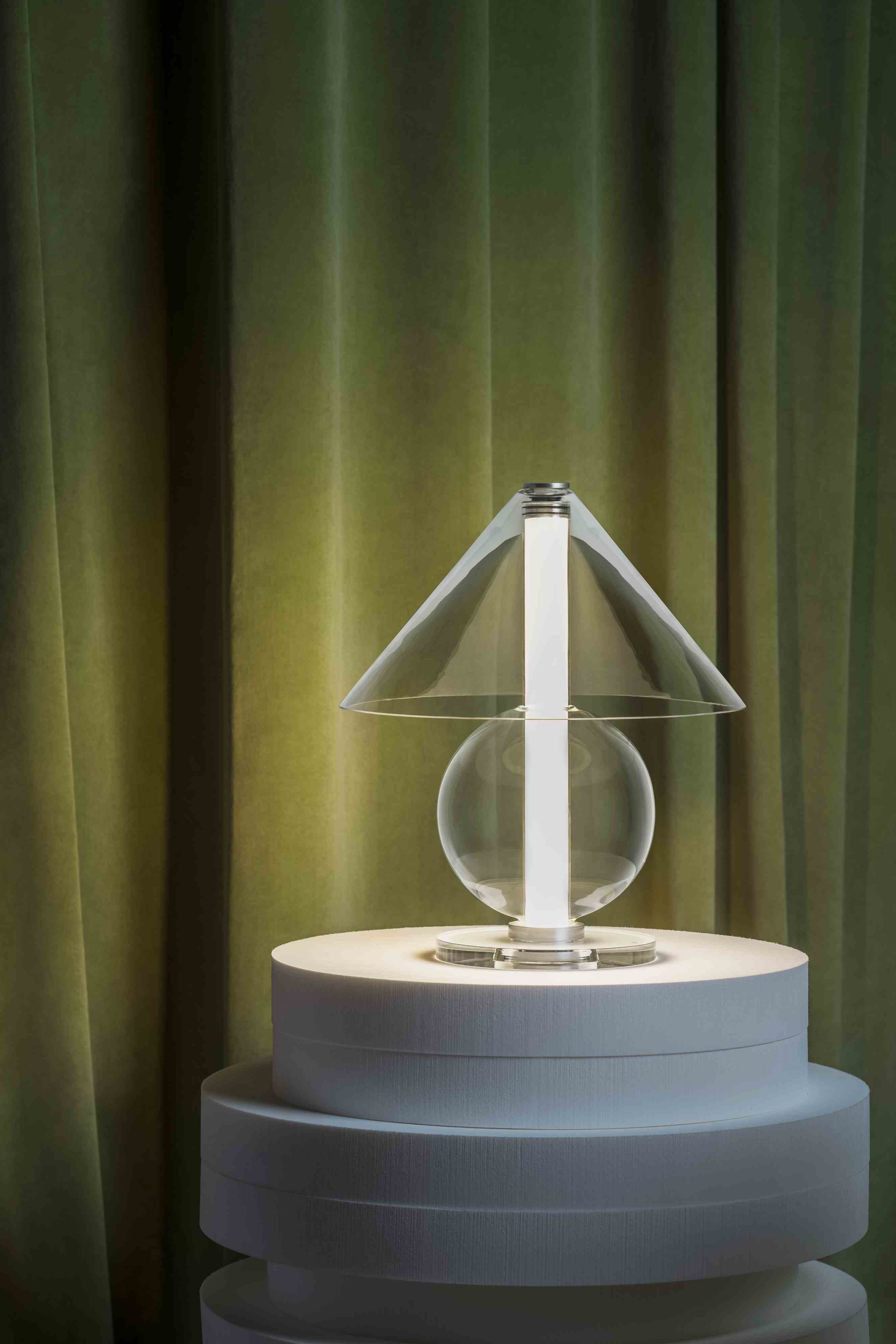 Fragile table lamp marset