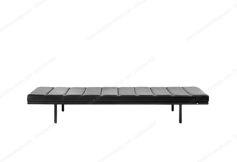 Vipp Daybed 461: Schwarze Liege mit gepolsterter Sitzfläche und filigranem Metallgestell für modernes Wohnen.