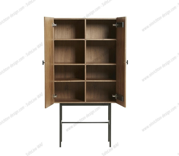 Array Highboard von Woud in Walnuss mit offenen Türen und Regalfächern auf schwarzem Metallgestell.