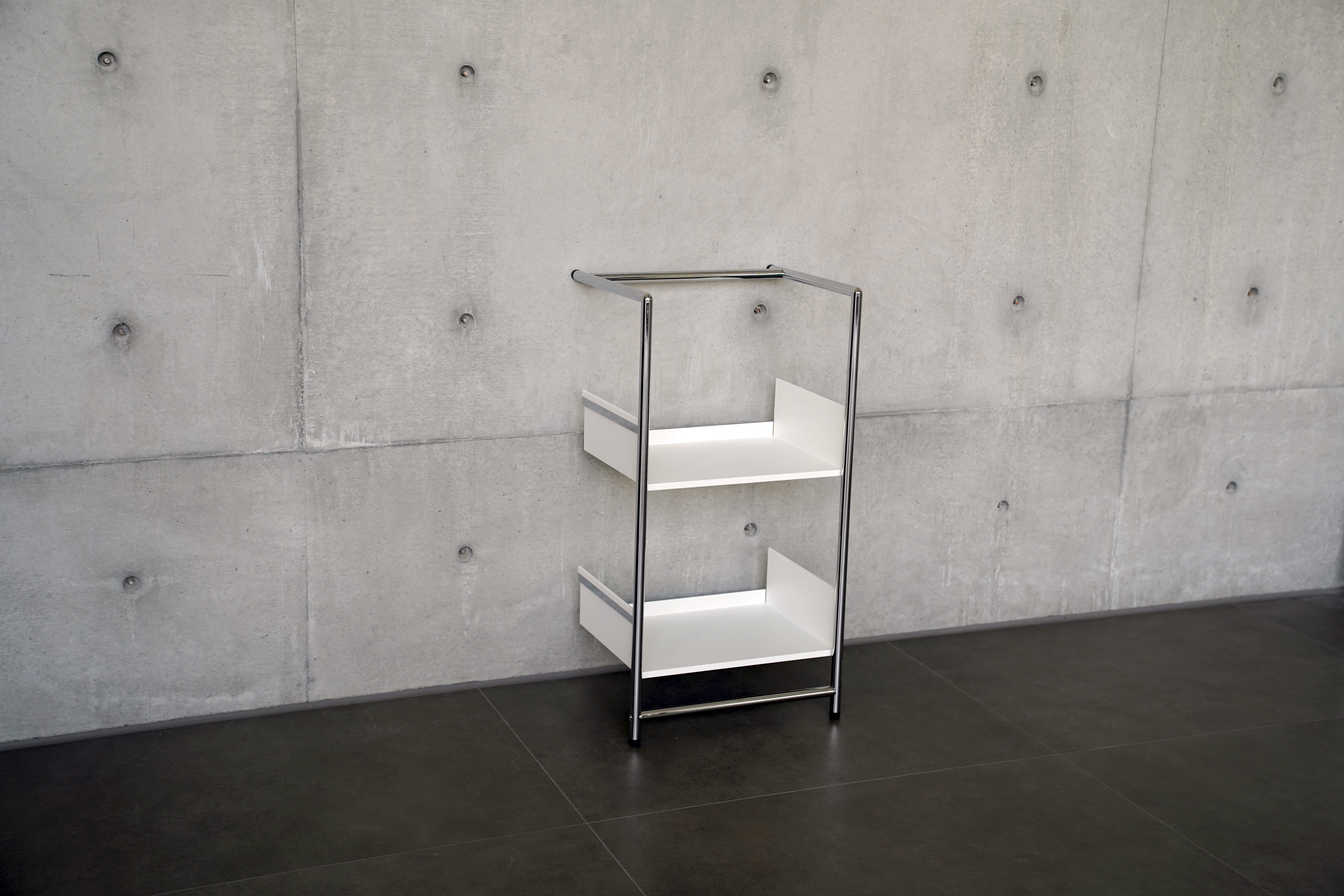 Pool 82 S Leaning shelf / Shoe rack Mox