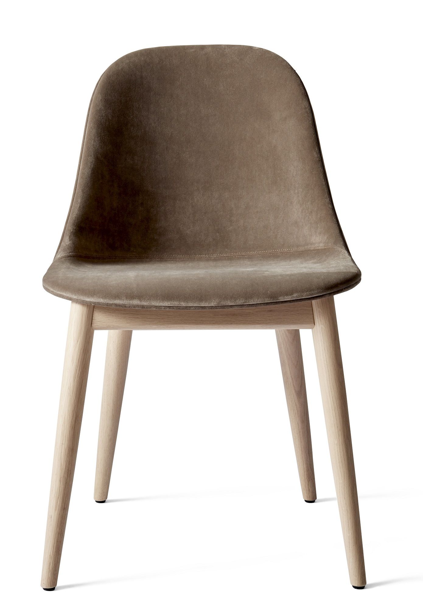 Harbour Side Dining Chair: Brauner Esszimmerstuhl von Audo Copenhagen mit Holzbeinen, Frontansicht.