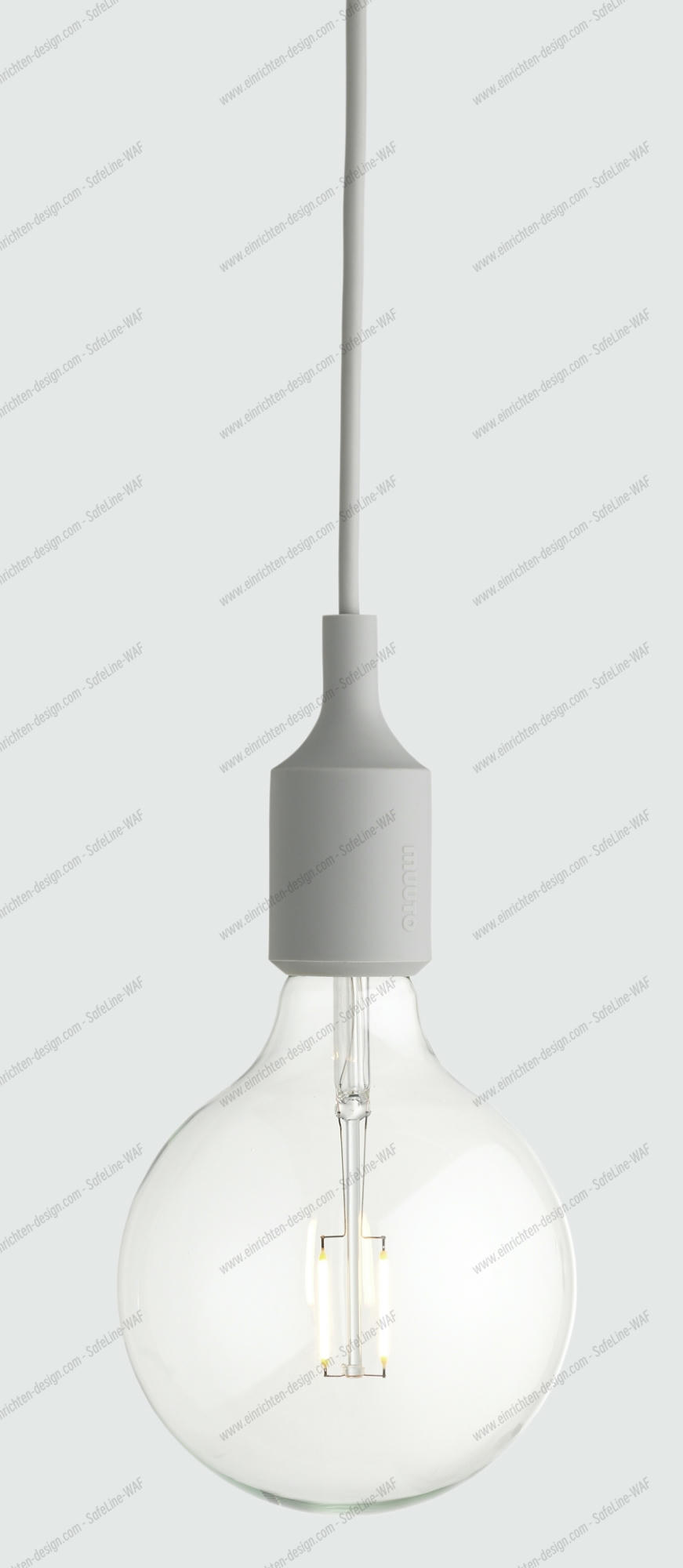 Nahaufnahme der hellgrauen Muuto E27 Socket Pendelleuchte mit Glühbirne und Kabel.