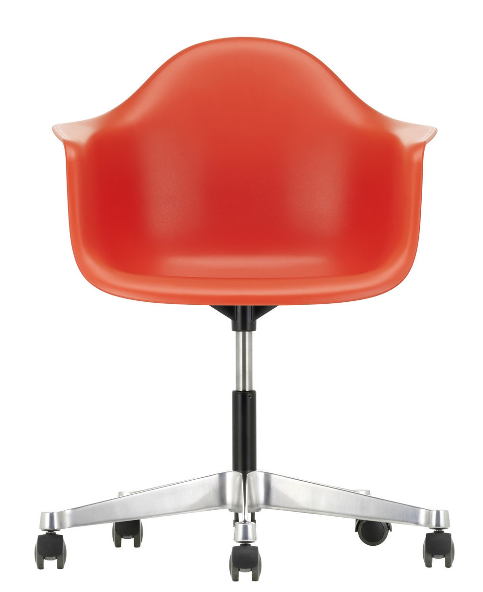 Roter Eames Plastic Arm Chair PACC von Vitra mit Rollen und verchromtem Fußkreuz.