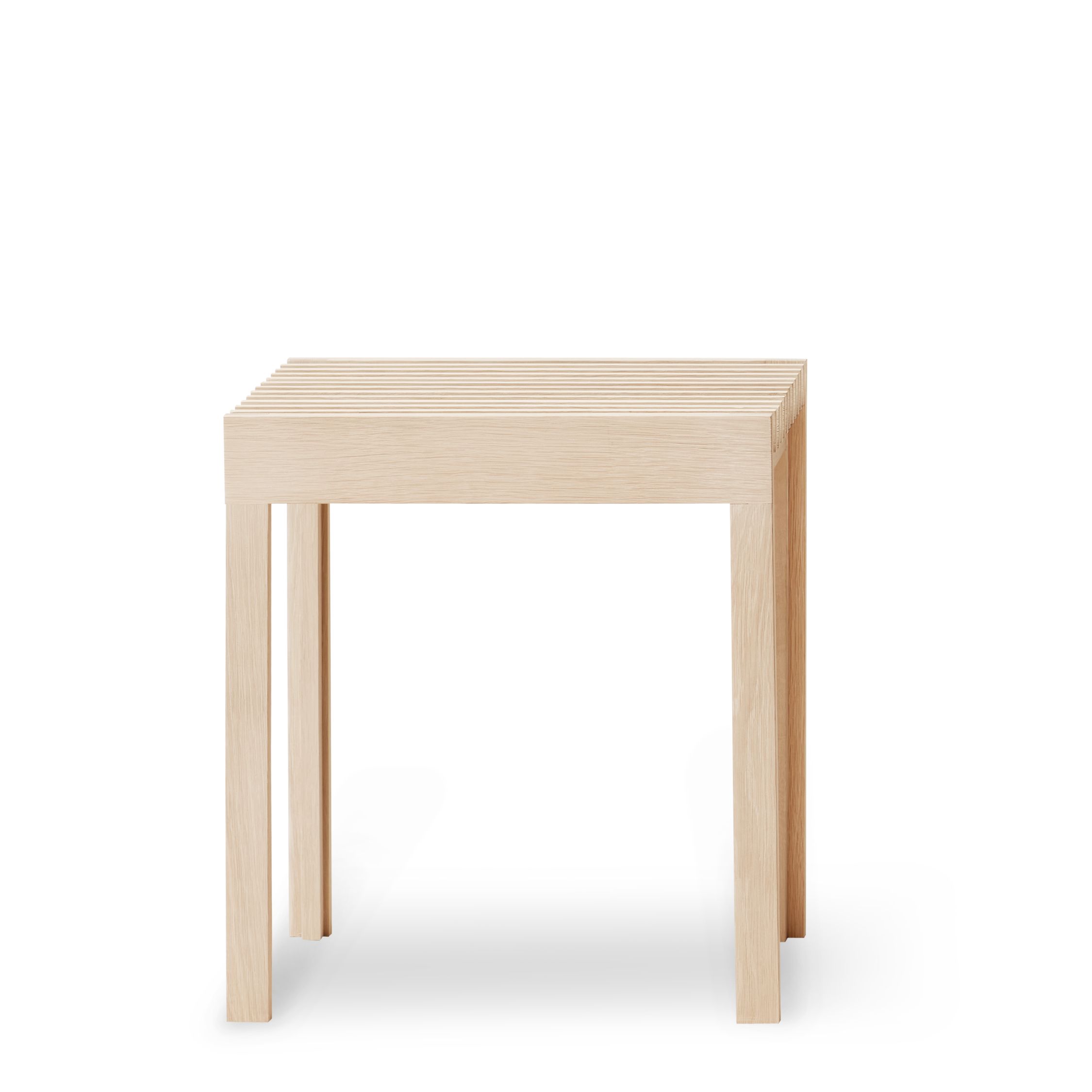 Form & Refine Hocker aus Eiche, weiß geölt, minimalistisches Design für Wohnzimmer und Esszimmer.