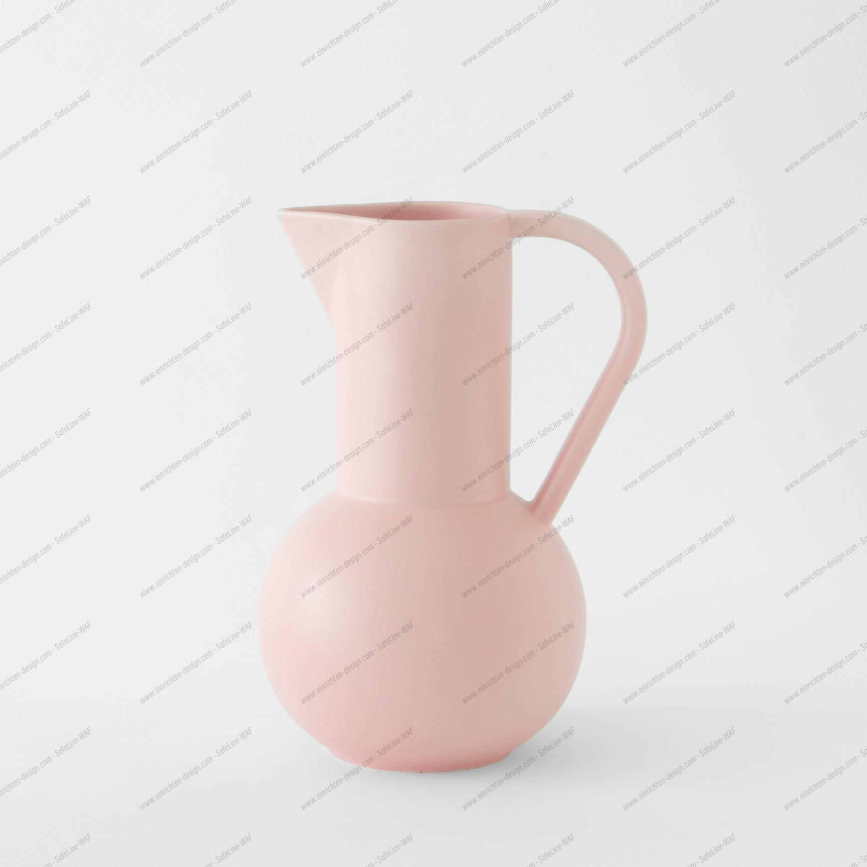 Large Jug raawii coral blush SINGLE PIECES Große, korallfarbene Raawii Krug/Karaffe mit Griff auf weißem Hintergrund. Keramik, Dekoration.