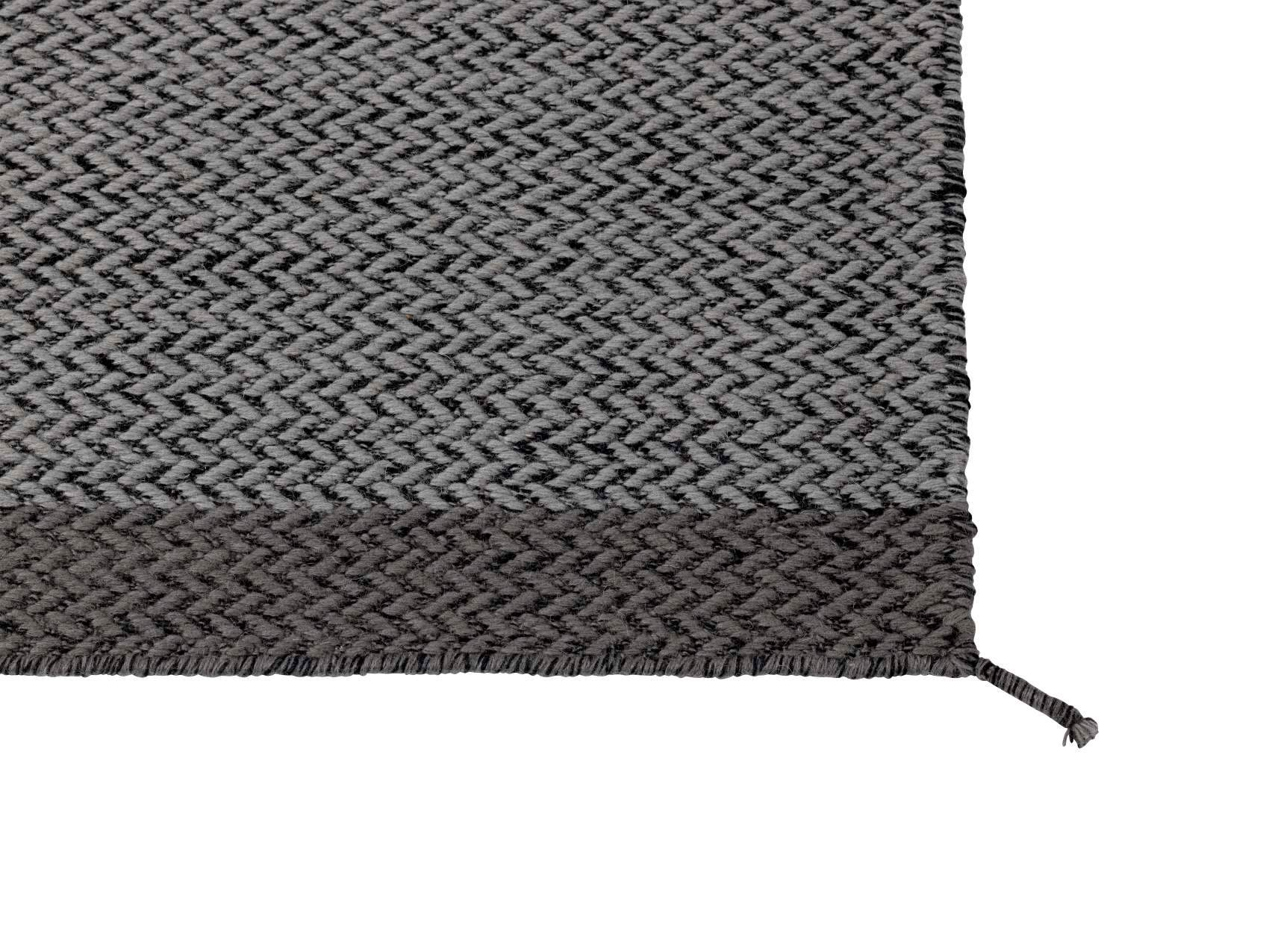 Ply Rug Rug 170 x 240 cm DARK GREY Muuto EXHIBITION PIECE