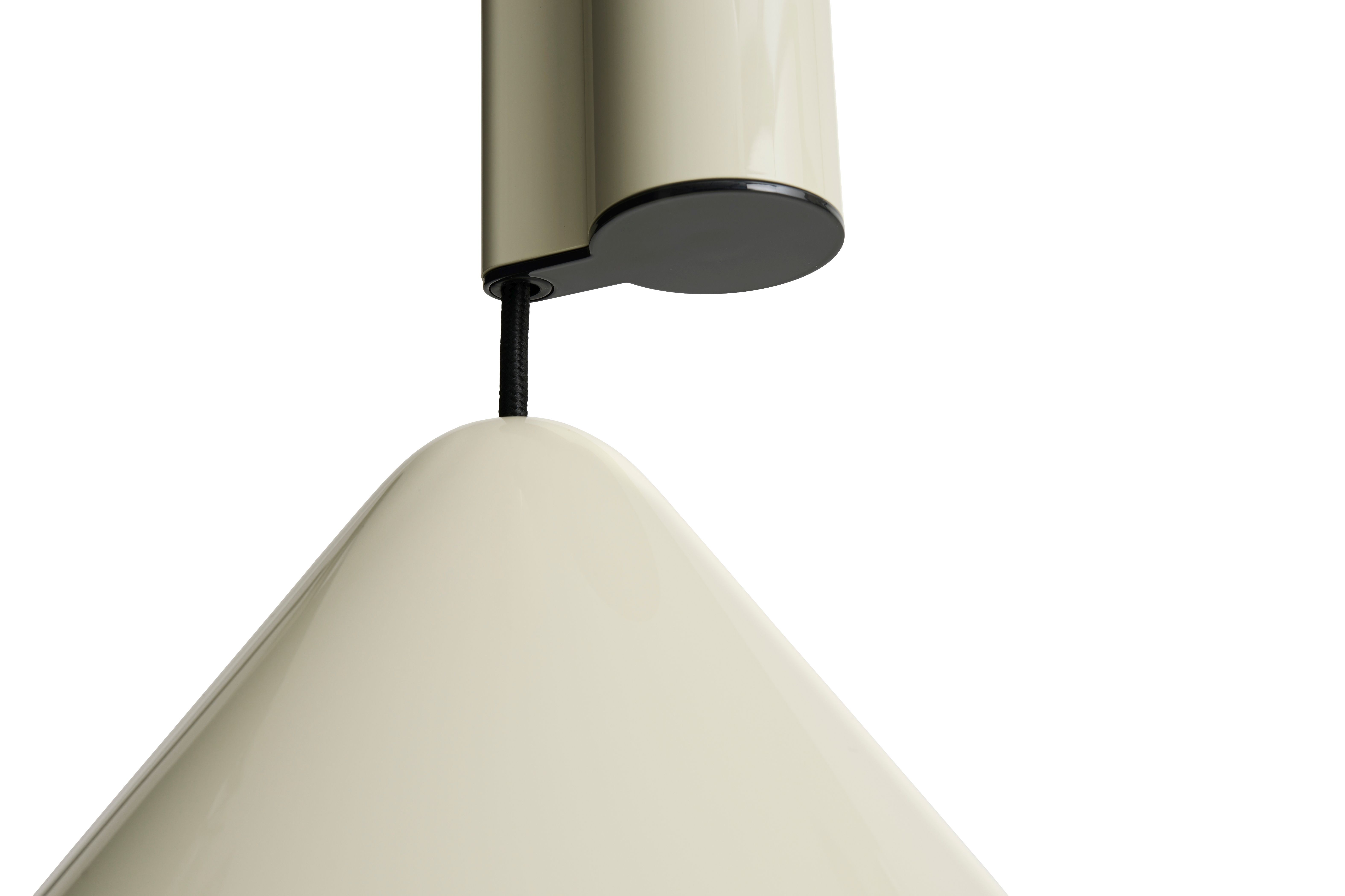 Detailaufnahme der Compass Adjustable Pendelleuchte 430 von Hay in Cremeweiß, moderne Hängelampe für Wohnzimmer und Essbereich.