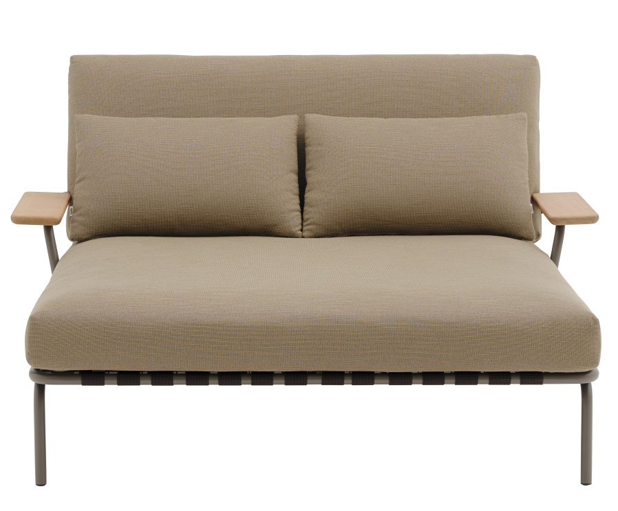 Muuto Settle Lounge Bed: Moderne Outdoor Liege mit zwei Kissen und Armlehnen aus hellem Holz.