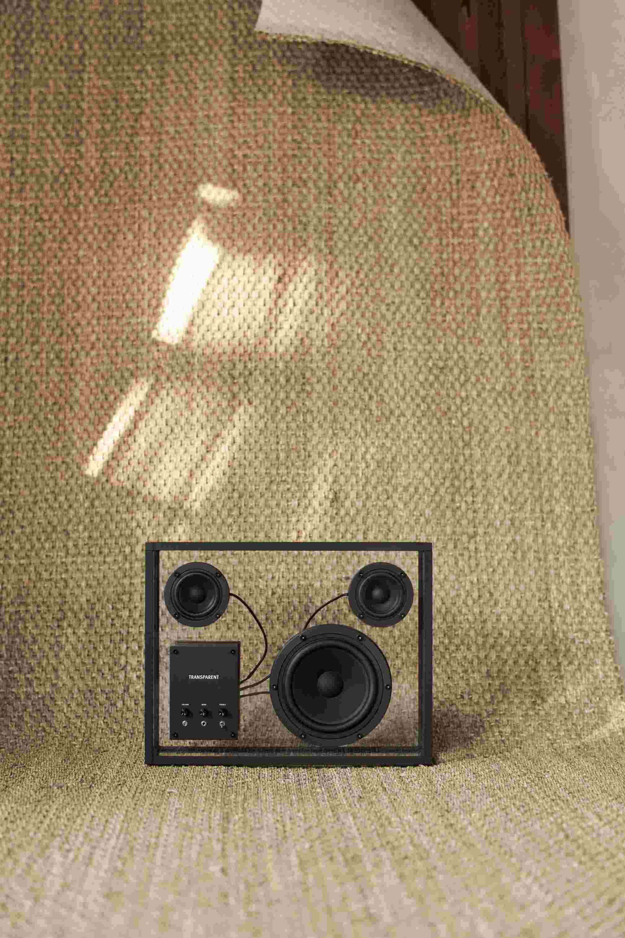 Transparent loudspeaker Transparent