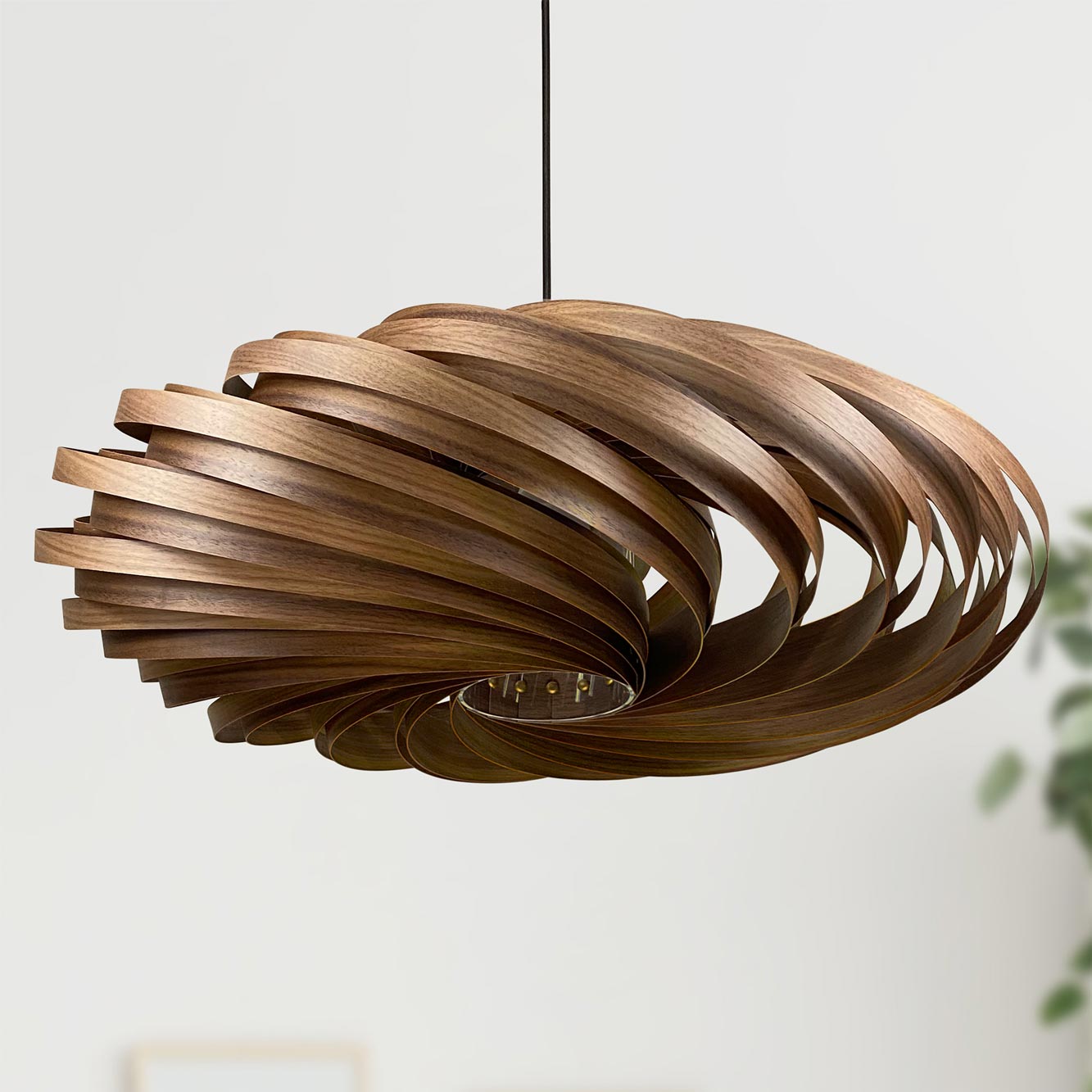 Veneria Hängeleuchte: Moderne Holzlampe aus Nussbaum mit spiralförmigem Design für stilvolle Innenraumbeleuchtung.