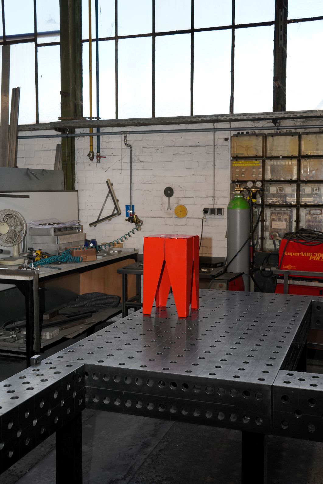 Backenzahn Steel Stool/Side Table e15