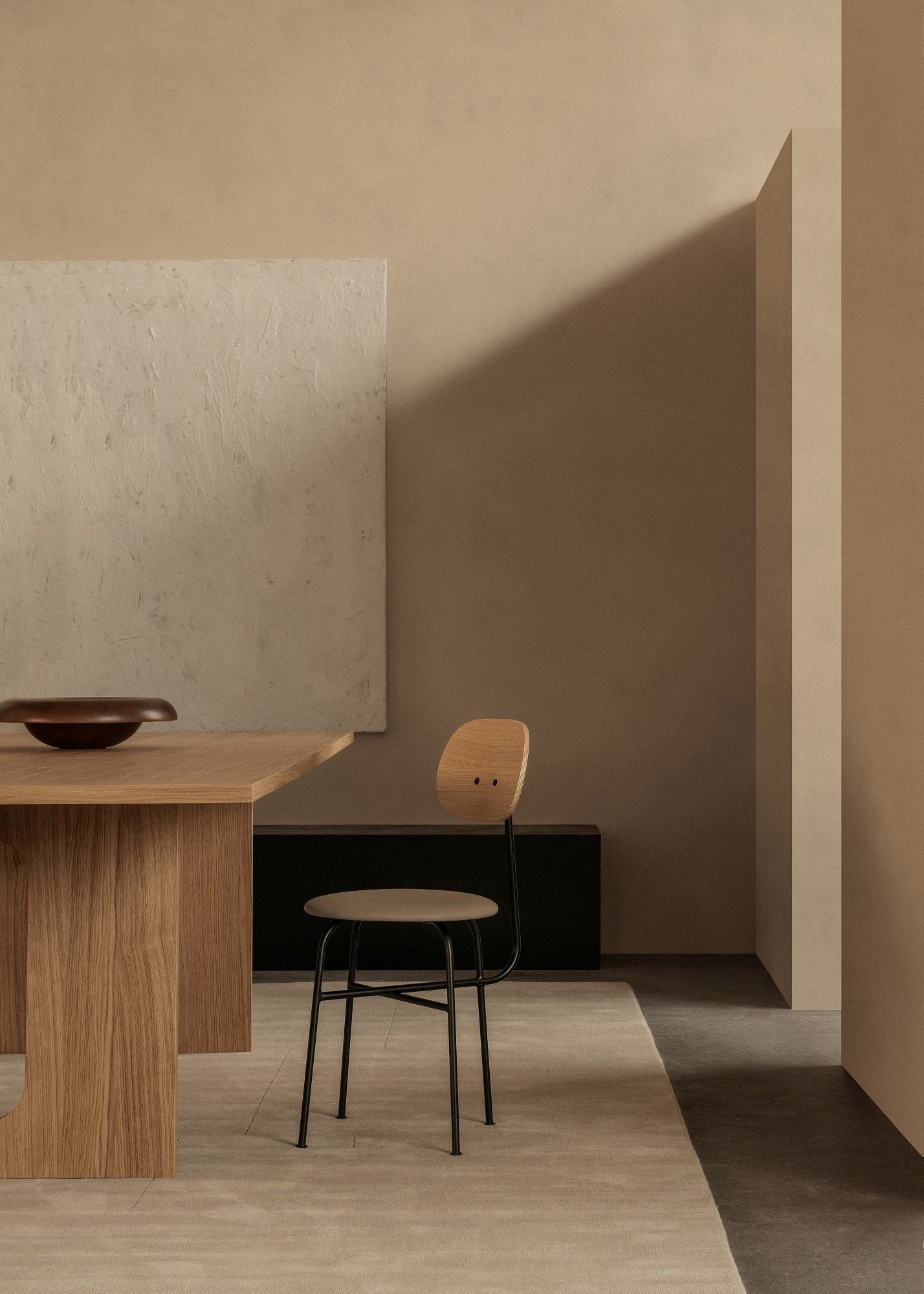 Afteroom Dining Chair Plus von Audo Copenhagen, minimalistischer Esszimmerstuhl aus Holz und Metall im Interieur.