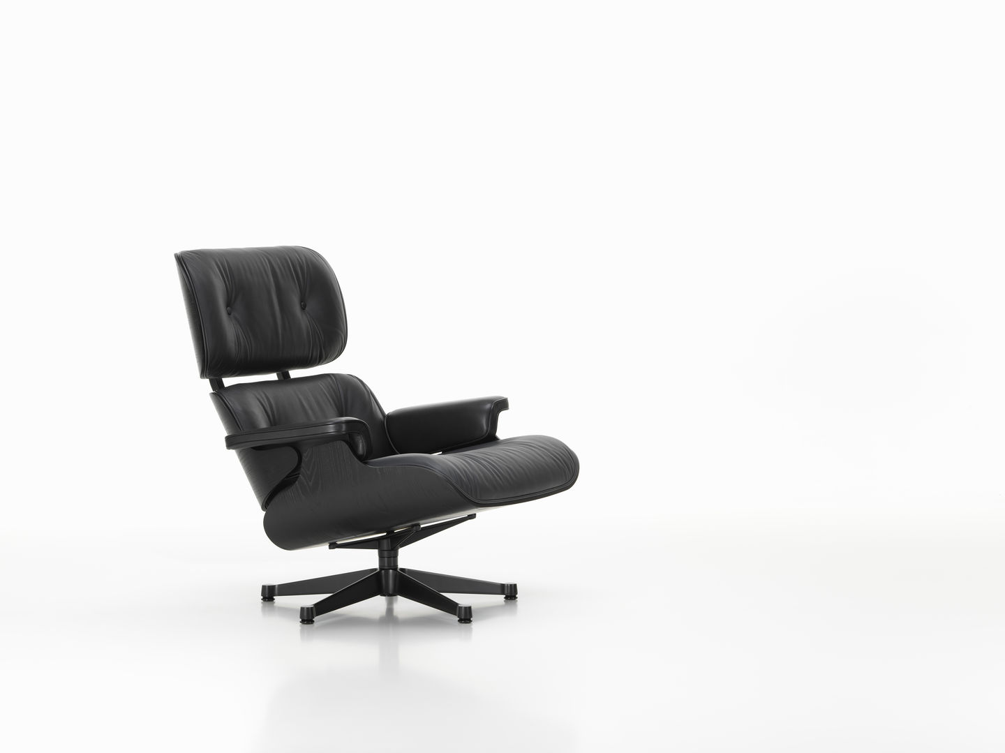 Schwarzer Eames Lounge Chair mit Ottoman von Vitra, luxuriöser Ledersessel für Wohnzimmer und Büro.