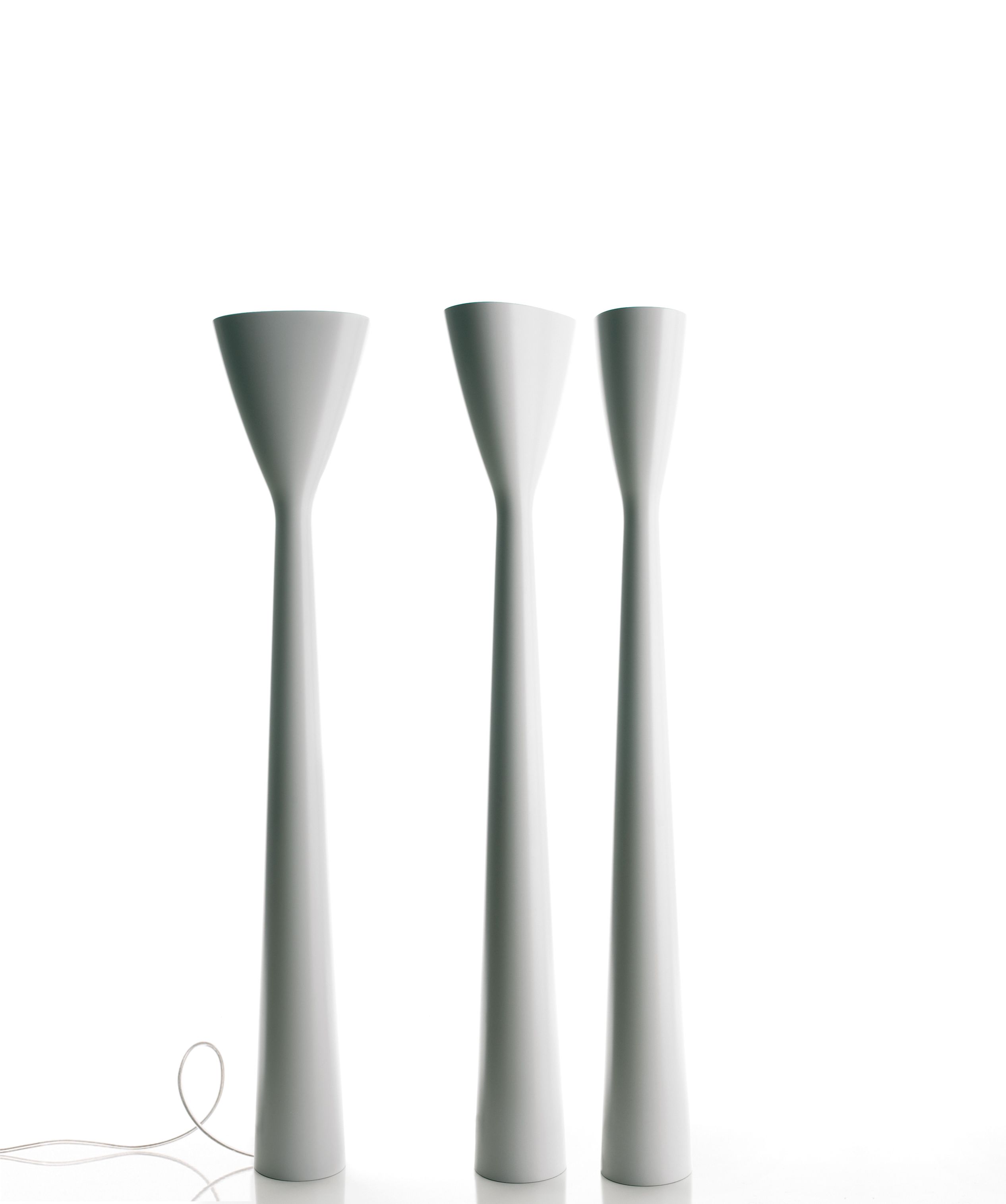 Drei weiße Luceplan Stehleuchten im Carrara Design, moderne LED Beleuchtung für Wohnräume.