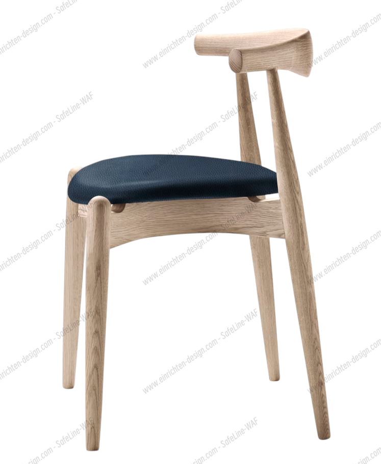 CH20 Elbow Stuhl von Carl Hansen & Søn mit blauem Lederpolster und hellem Holzgestell.