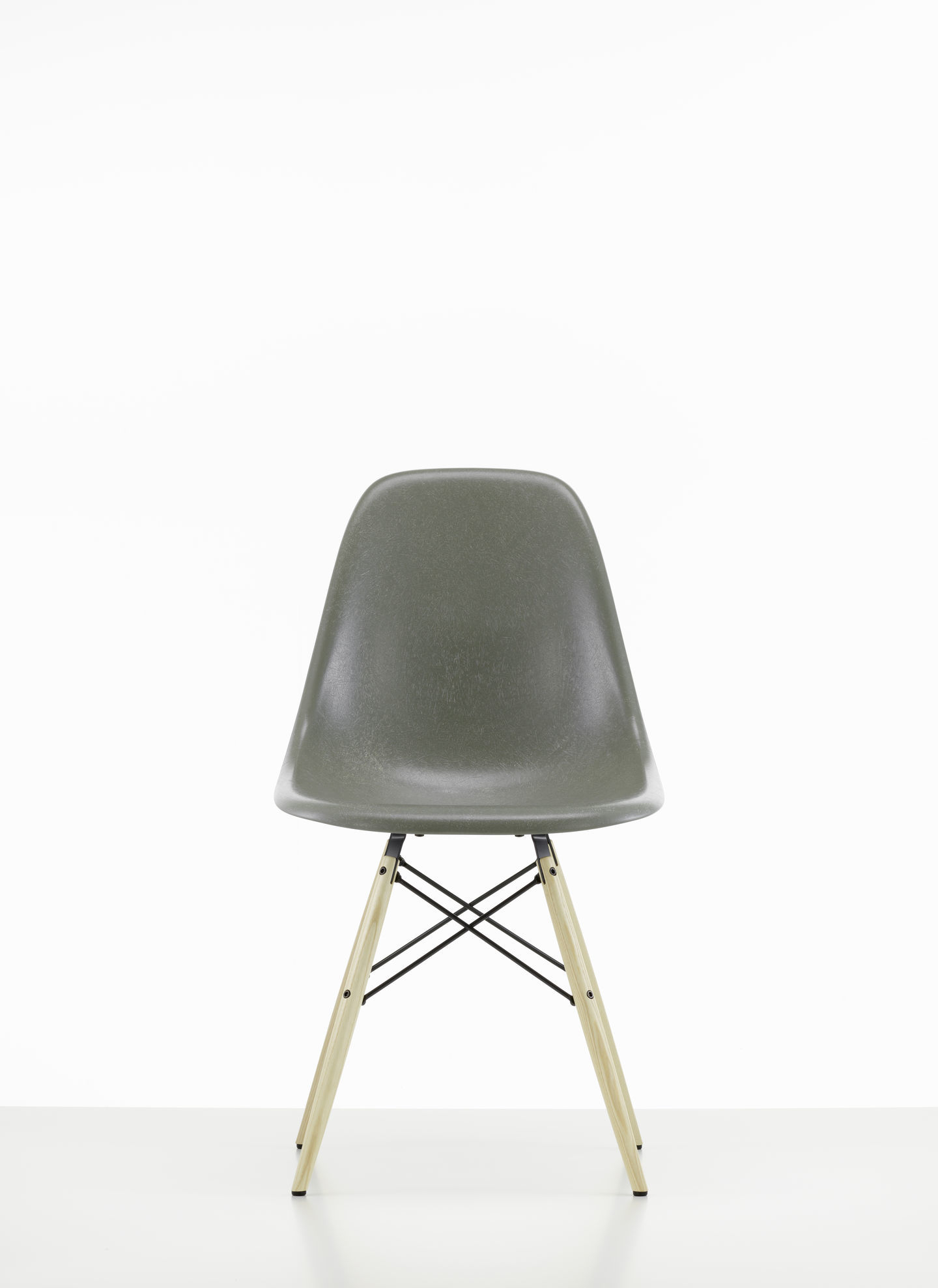 Eames Fiberglass Chair DSW Chair Vitra Colours 2019 Ash honey - Navy blue