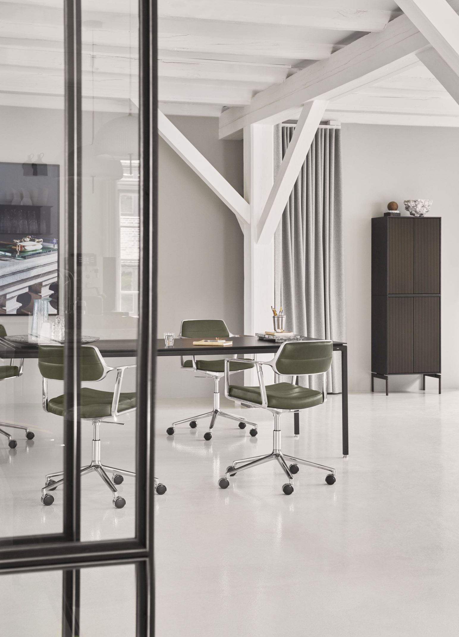 VIPP453 Swivel+ Chair with gliders black leather / polished aluminum frame Vipp VIPP453 Swivel+ Chair with gliders black leather / polished aluminum frame Vipp