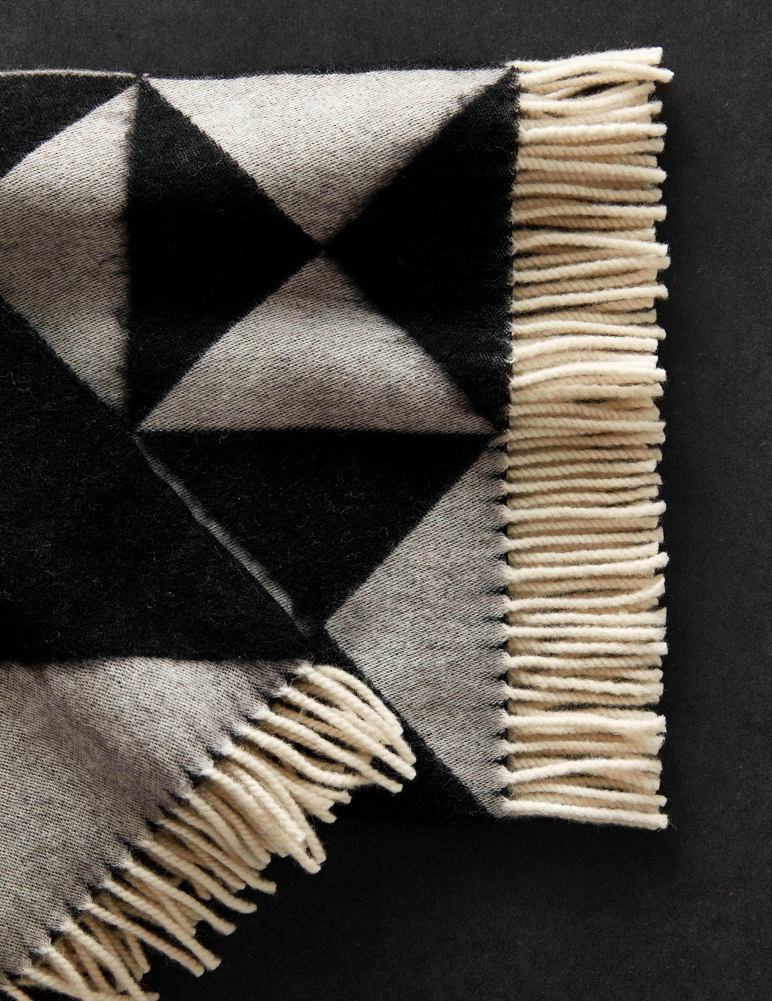 Mirror Throw Black Verpan