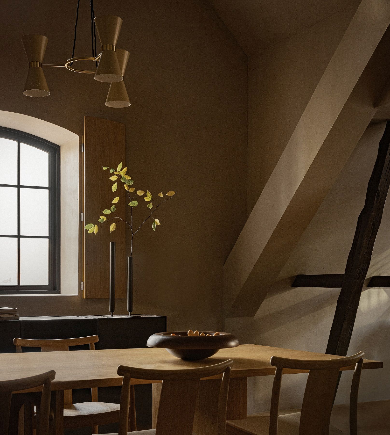 Audo Copenhagen Merkur Dining Chair Stuhl an einem Esstisch in einem stilvollen Esszimmer.