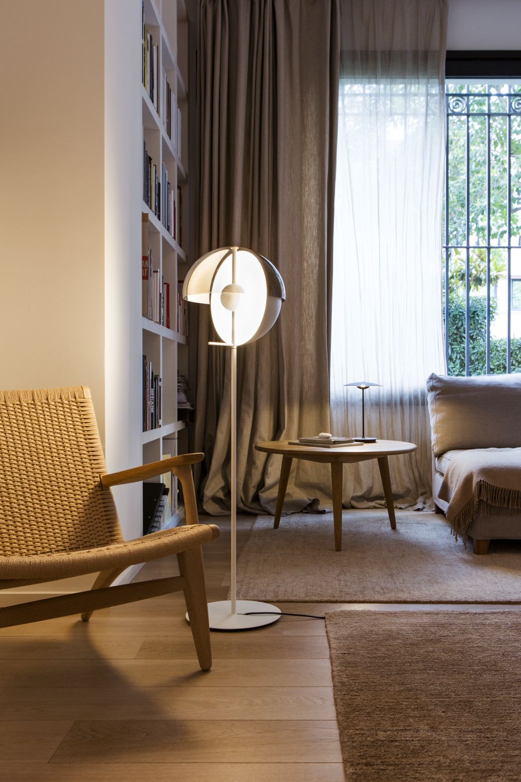 Theia P Floor lamp black Marset