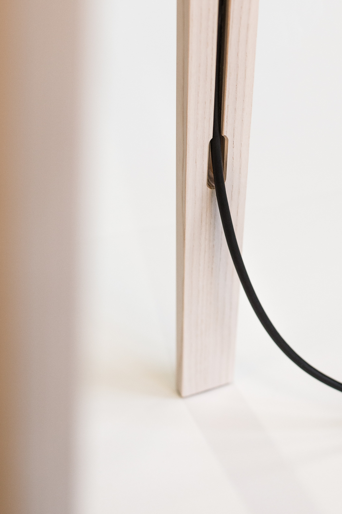 Luca Stand high floor lamp natural oak / white Maigrau