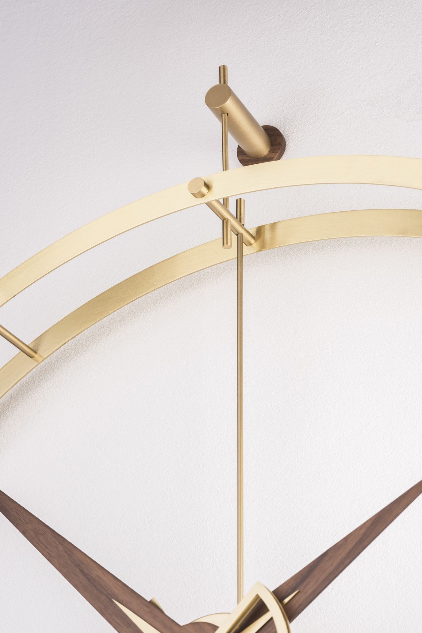 Detailaufnahme der Nomon Doble O Gold Uhr mit goldenem Rahmen und Holzzeigern.