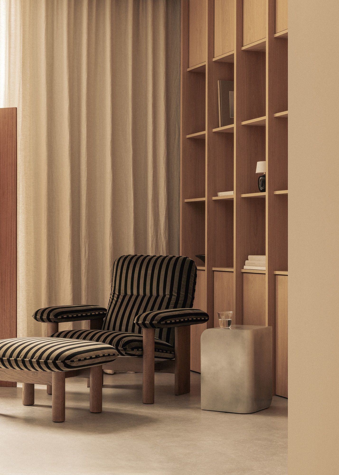 Audo Copenhagen Volume Side Table Beistelltisch aus Stein neben Sessel und Hocker im Wohnzimmer.
