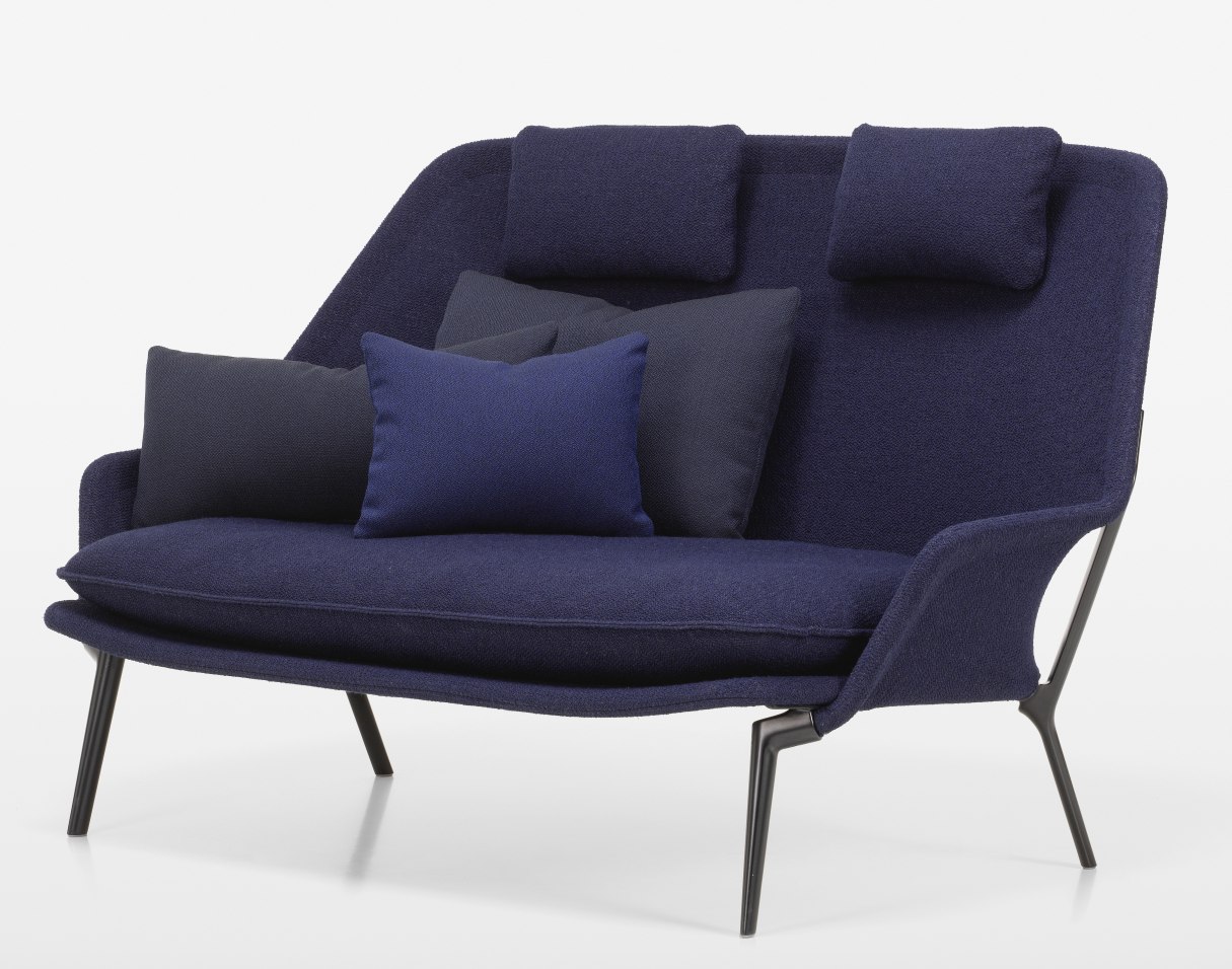 Blaues Slow Sofa von Vitra mit Stoffbezug und dunklen Kissen auf schlanken Füßen.