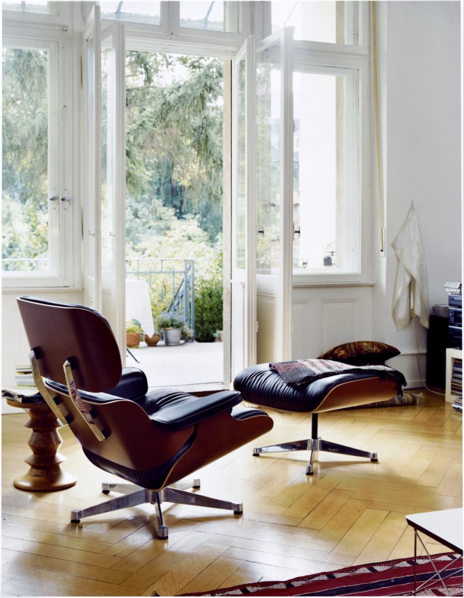 Eames Lounge Chair & Ottoman Walnut white leather Vitra