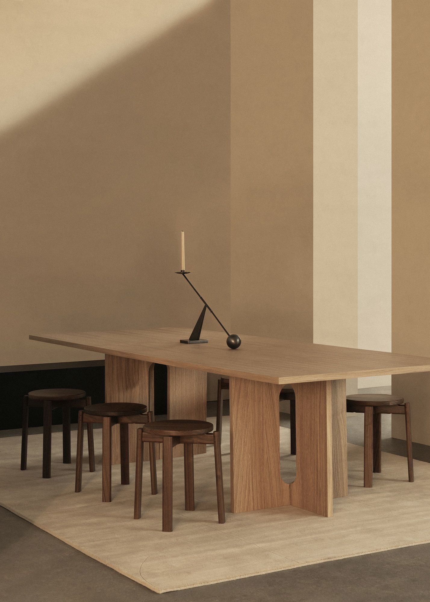 Audo Copenhagen Passage Stool Hocker aus Holz, arrangiert um einen Esstisch in einem minimalistischen Interieur.