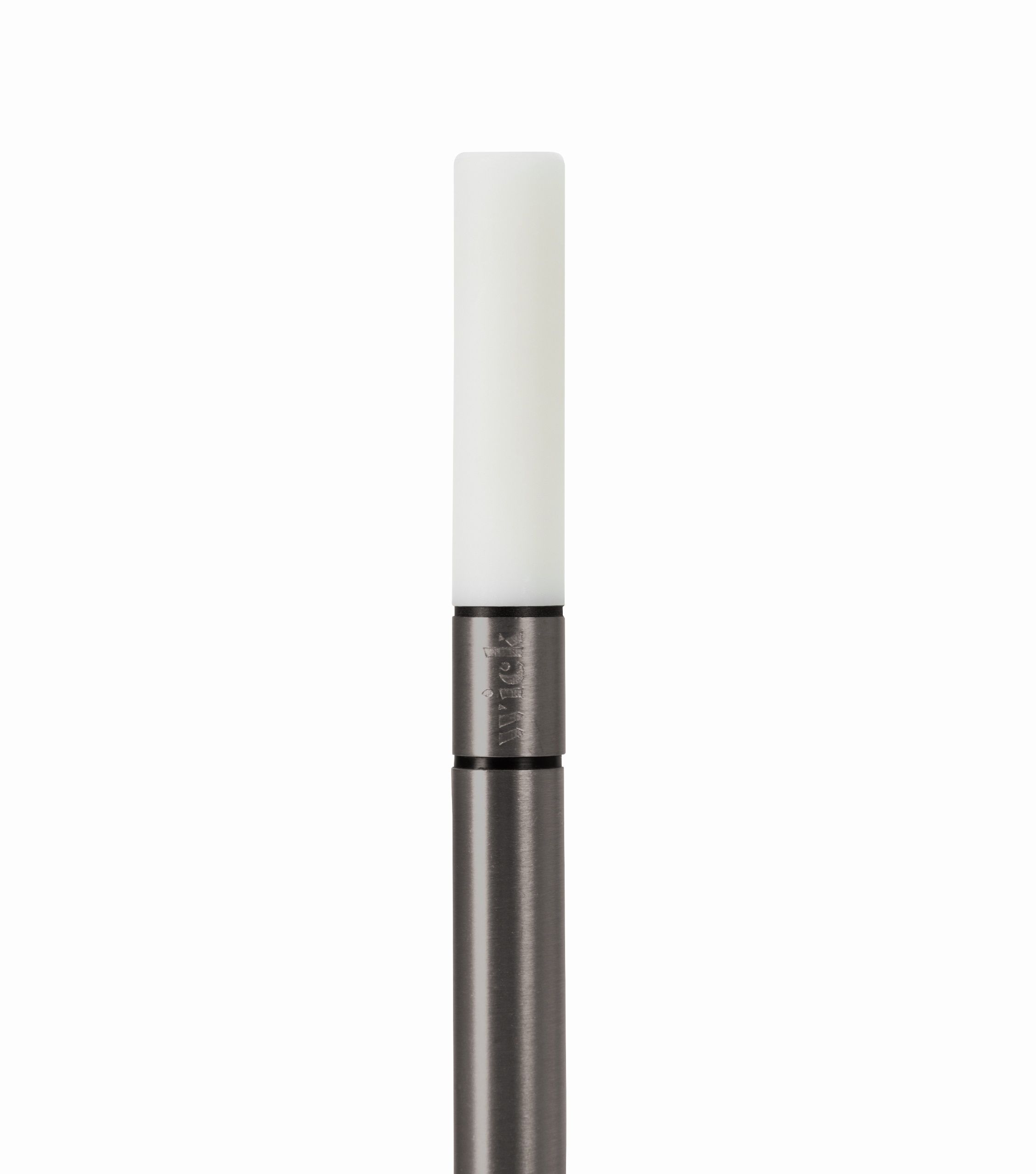 Nahaufnahme der Graypants Wick Akkuleuchte in Graphit, eine moderne Tischleuchte mit USB-Anschluss.