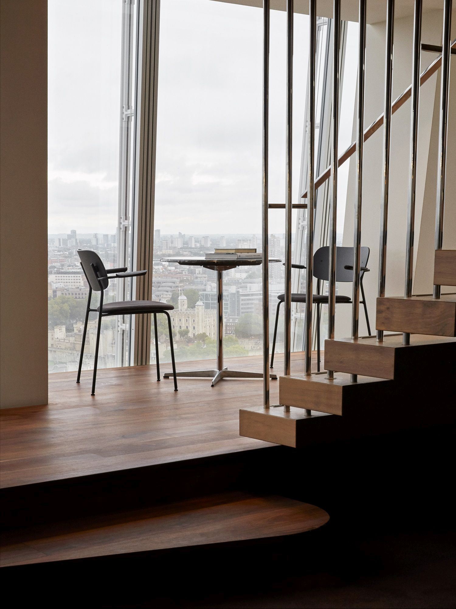Audo Copenhagen Co Dining Chair Stuhl in modernem Interieur mit Blick auf London.