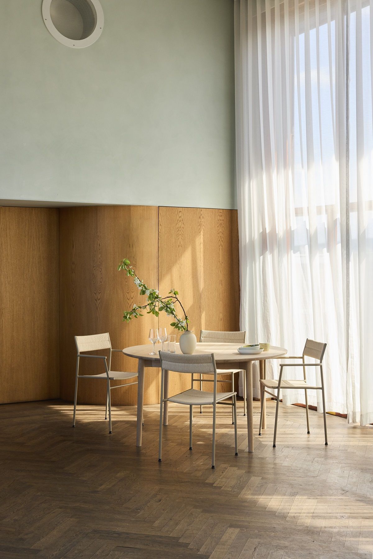 Northern Expand Esstisch aus Holz, runder Ausziehtisch mit Stühlen und Dekoration in hellem, modernem Esszimmer.