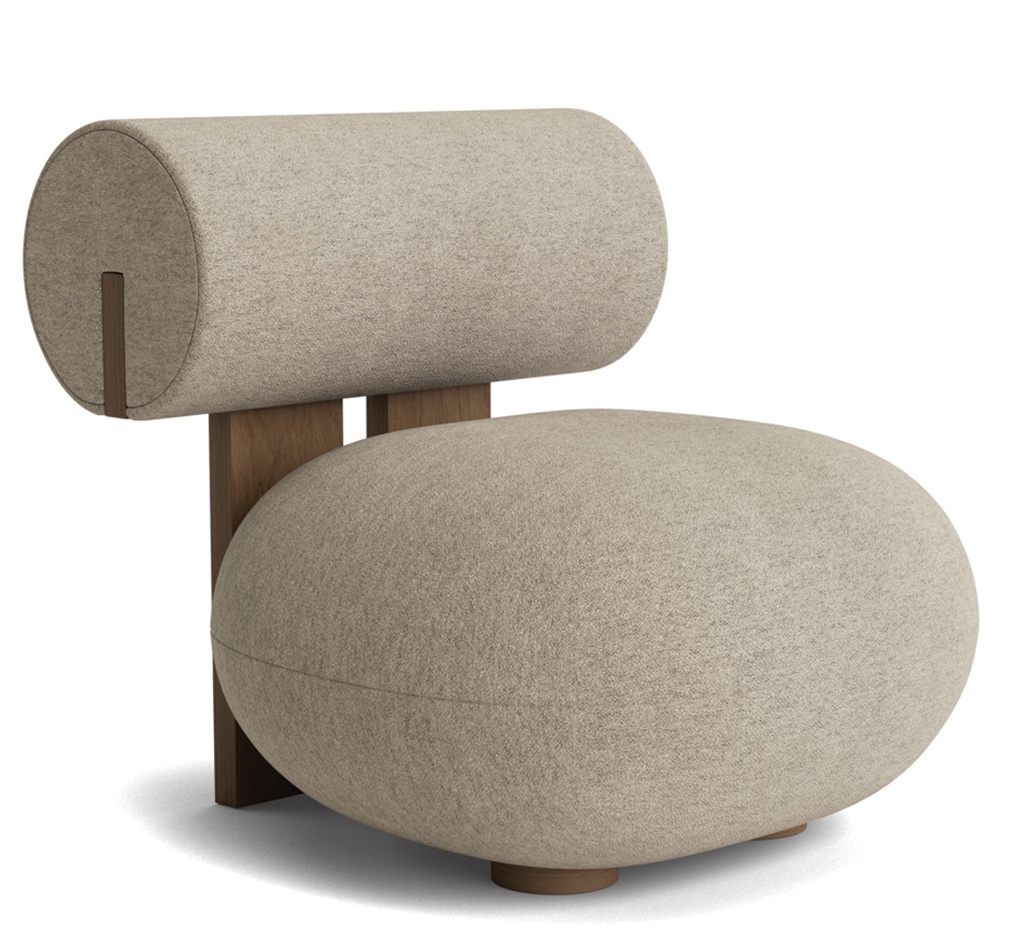 Hippo Lounge Chair Sessel von NORR11, moderner Polstersessel mit Holzrahmen und beigem Stoffbezug.