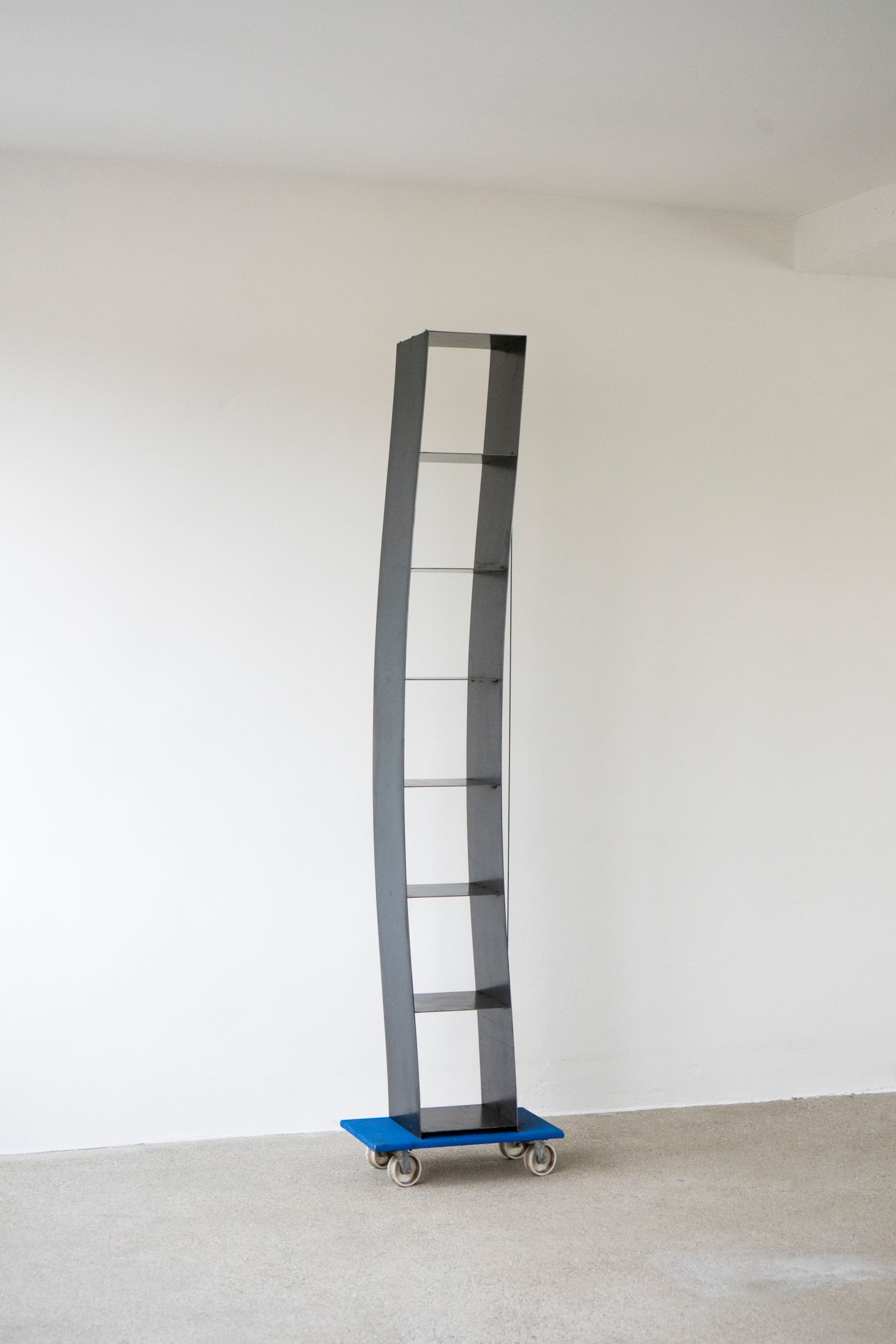 Gespanntes Regal Shelf Nils Holger Moormann