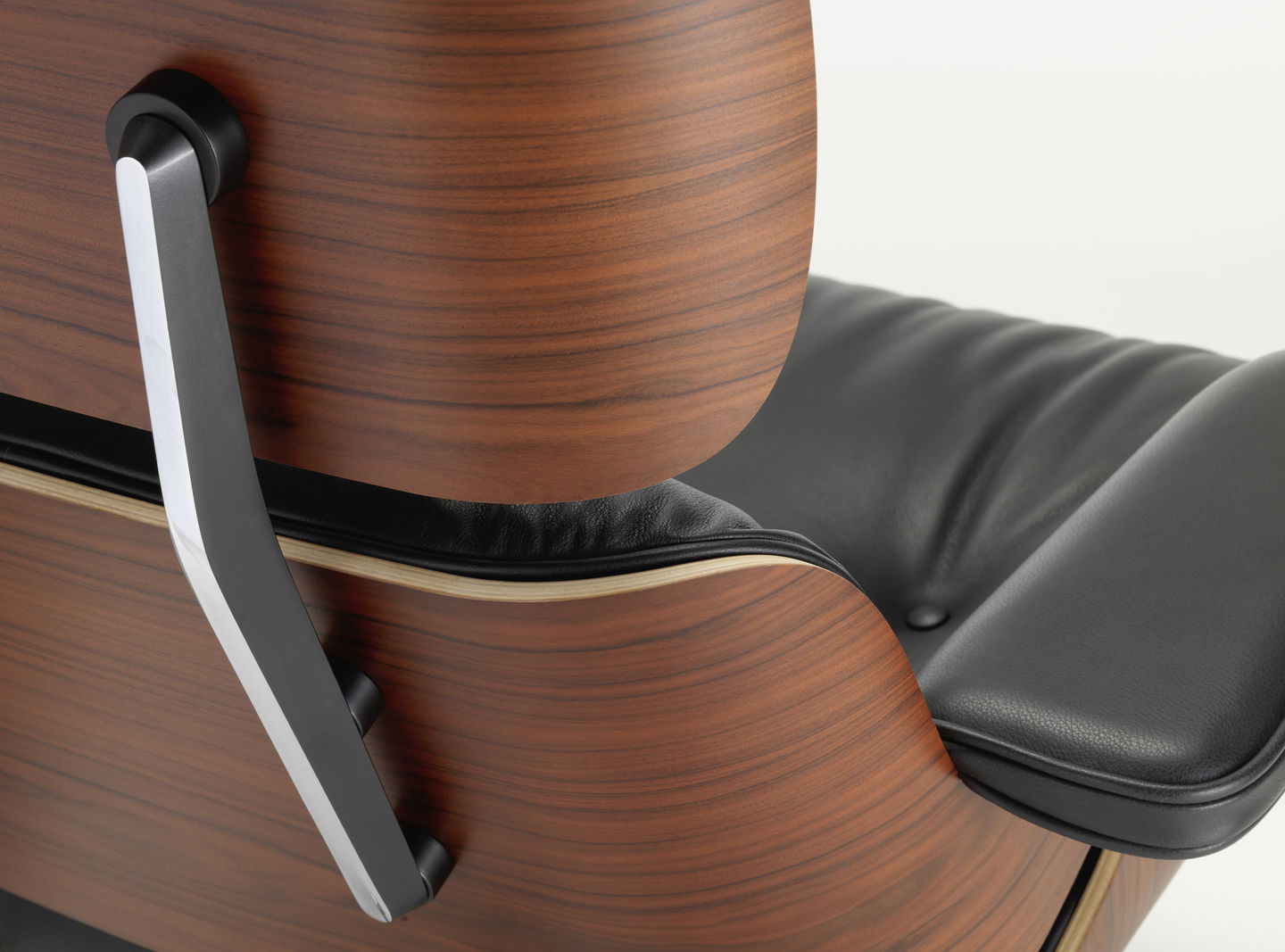 Eames Lounge Chair & Ottoman Walnut white leather Vitra