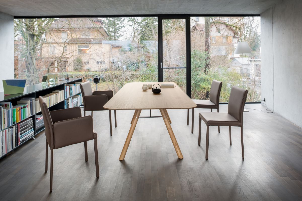 Akio Table Girsberger