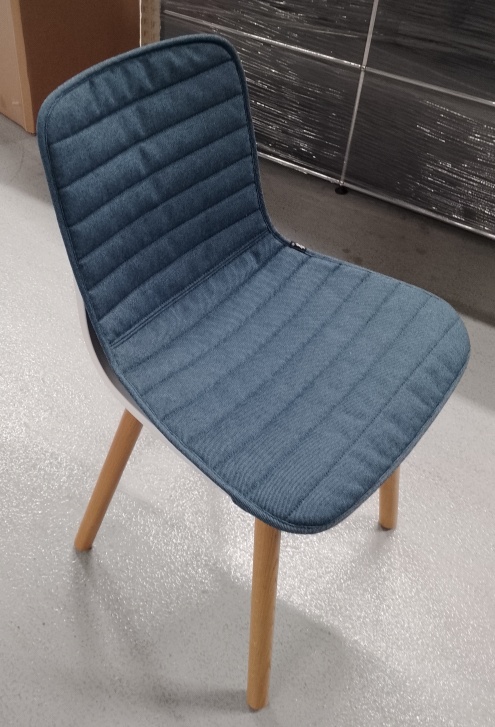 Vitra Hal Wood Stuhl mit blauem Stoffbezug und Eichenholzbeinen, modernes Design für Esszimmer.