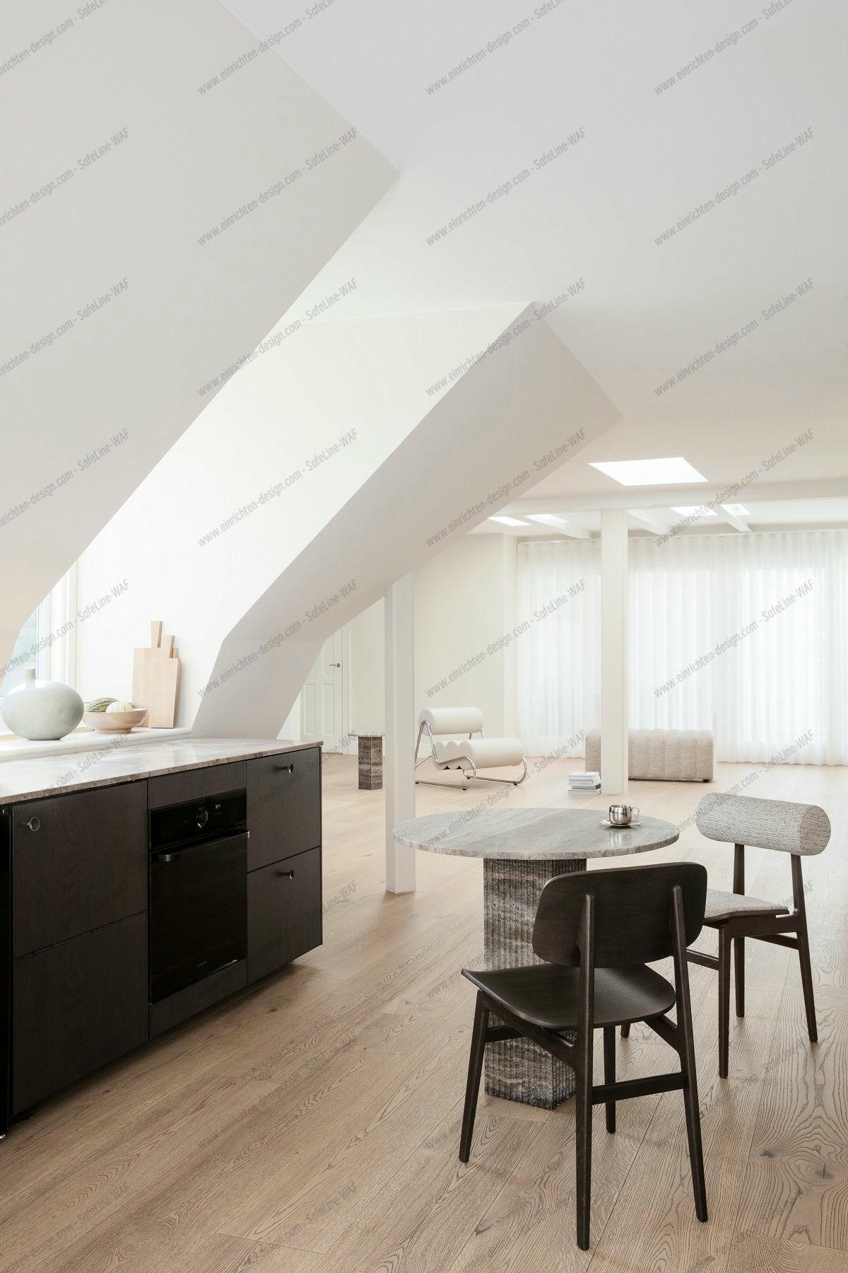 NORR11 Soho Esstisch aus Marmor mit zwei Stühlen in modernem, hellem Interieur.